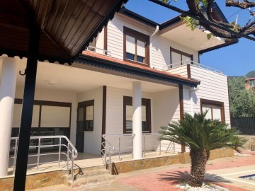 Alanya Oba Mahallesinde Havuzlu Kiralık 3+1 Villa