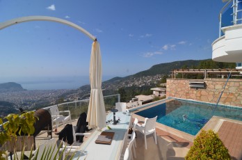 Alanya Tepe  Mahallesinde Satılık   3+1 Villa